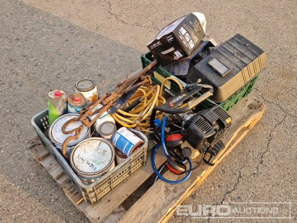 Pallet of Welding Machine, Welding Masks, Generator, Tubs of Paint - Építőipari berendezések: 4 kép. Pallet of Welding Machine, Welding Masks, Generator, Tubs of Paint - Építőipari berendezések: 4 kép.