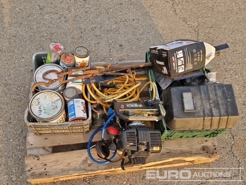 Pallet of Welding Machine, Welding Masks, Generator, Tubs of Paint - Építőipari berendezések: 5 kép. Pallet of Welding Machine, Welding Masks, Generator, Tubs of Paint - Építőipari berendezések: 5 kép.