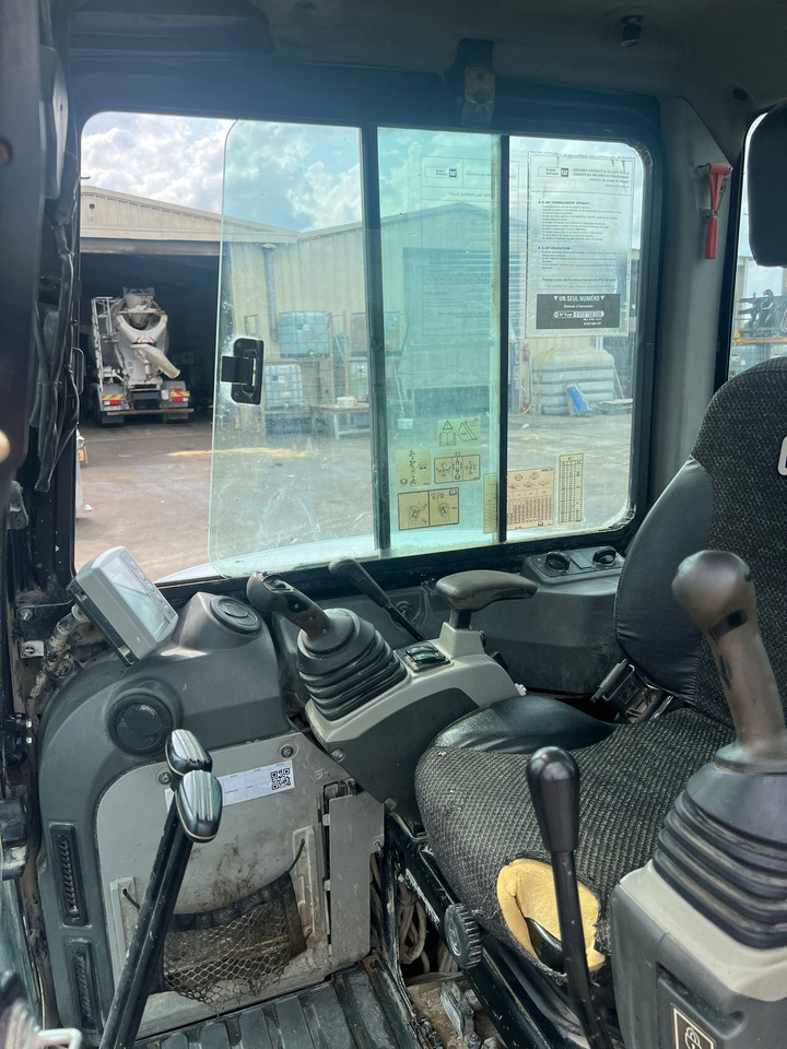 Mini-pelle Caterpillar 305E2 - Minikotró: 4 kép. Mini-pelle Caterpillar 305E2 - Minikotró: 4 kép.