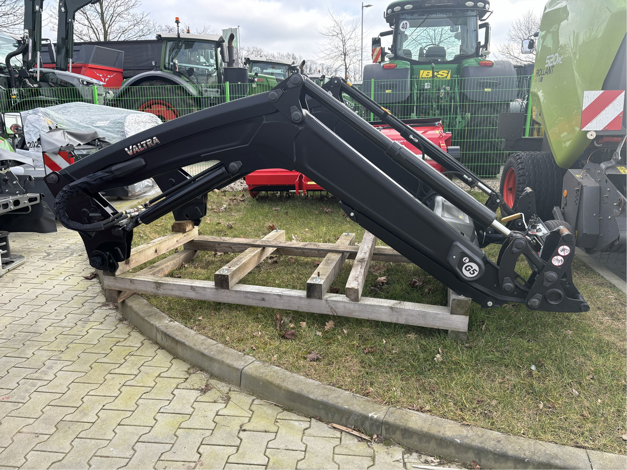 Alö Frontlader G5L Valtra - Homlokrakodó traktorhoz: 1 kép. Alö Frontlader G5L Valtra - Homlokrakodó traktorhoz: 1 kép.