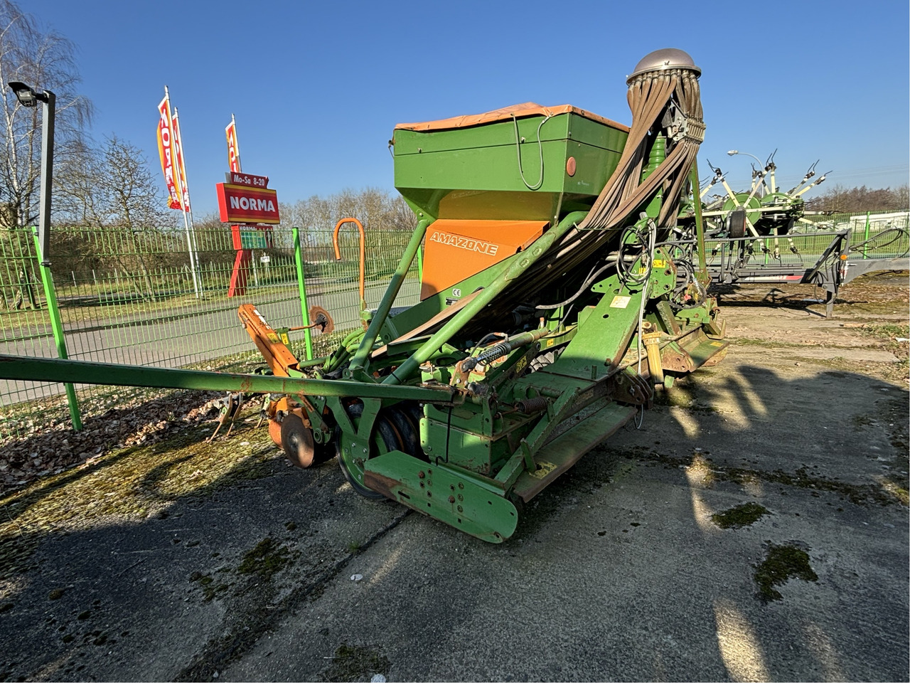 Amazone AD-P Super 4m auf KG 405 - Szemenkénti vetőgép: 3 kép. Amazone AD-P Super 4m auf KG 405 - Szemenkénti vetőgép: 3 kép.