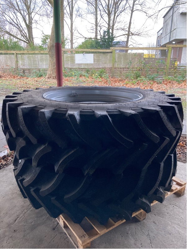 Amazone Komplettrad 520/85R42 2x - Permetezők: 1 kép. Amazone Komplettrad 520/85R42 2x - Permetezők: 1 kép.