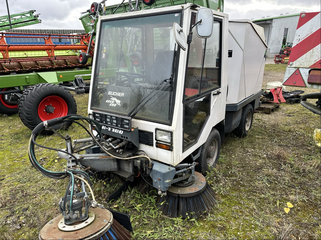 Bucher CityCat K1700 Kehrmaschine - Fűkasza: 3 kép. Bucher CityCat K1700 Kehrmaschine - Fűkasza: 3 kép.