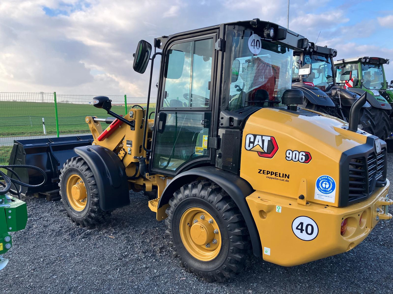 Caterpillar 906 - Gumikerekes homlokrakodó: 2 kép. Caterpillar 906 - Gumikerekes homlokrakodó: 2 kép.