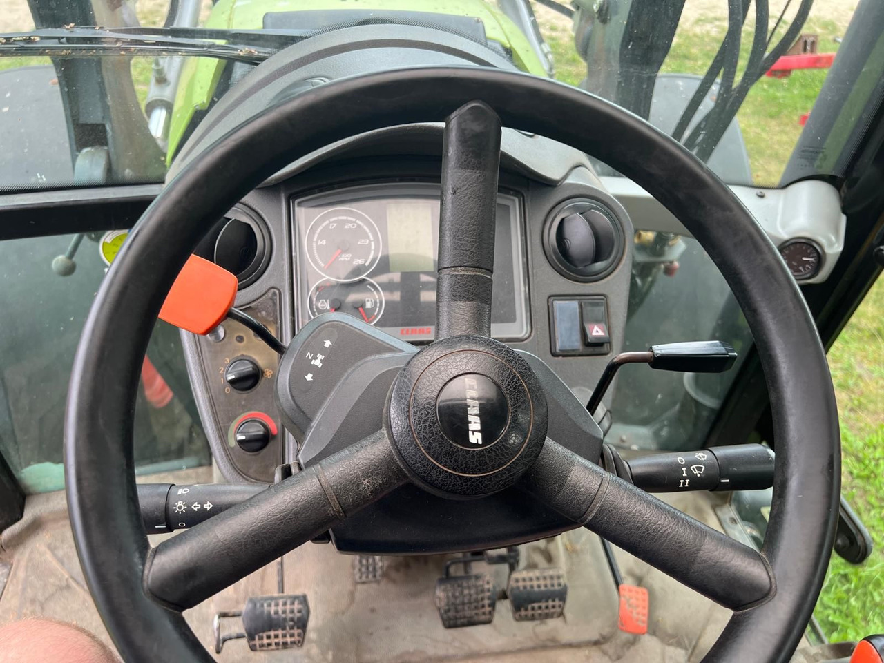 Claas Axos 340 - Traktor: 2 kép. Claas Axos 340 - Traktor: 2 kép.