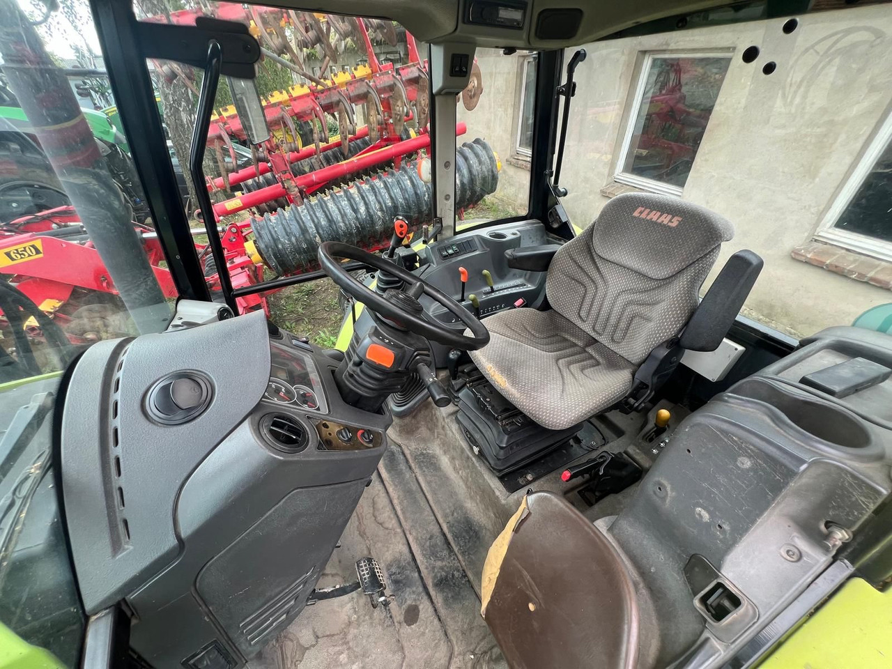Claas Axos 340 - Traktor: 4 kép. Claas Axos 340 - Traktor: 4 kép.