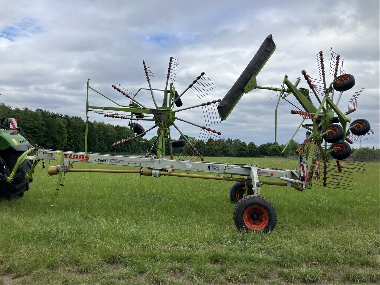 Claas Liner 1250 Profil - Szénaforgató: 1 kép. Claas Liner 1250 Profil - Szénaforgató: 1 kép.