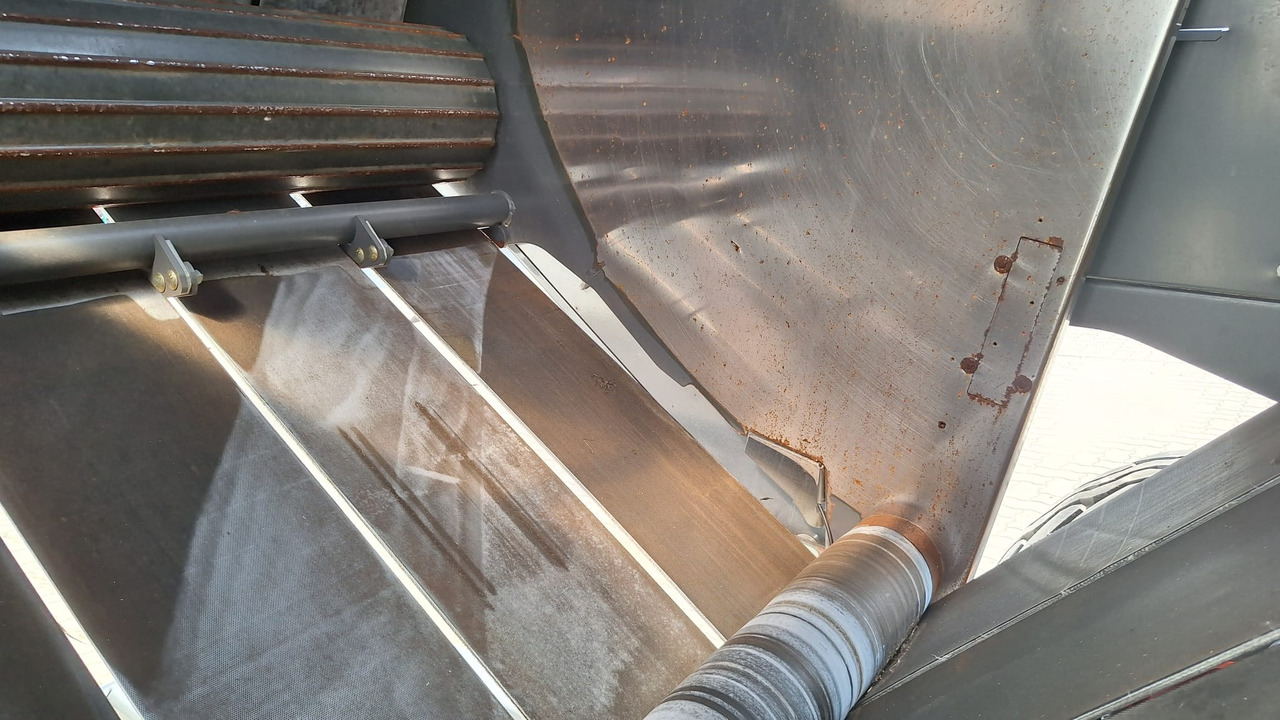 Claas Variant 485 RC - Szálastakarmány betakarítás gépei: 4 kép. Claas Variant 485 RC - Szálastakarmány betakarítás gépei: 4 kép.