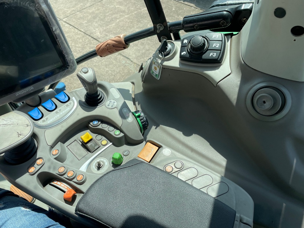 Deutz-Fahr Agrotron 7250 TTV - Traktor: 2 kép. Deutz-Fahr Agrotron 7250 TTV - Traktor: 2 kép.