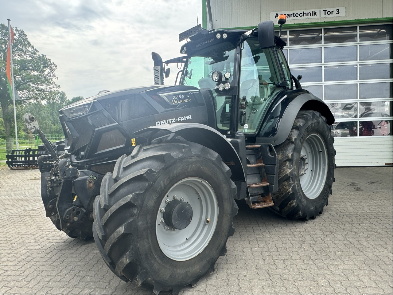 Deutz-Fahr Agrotron 7250 TTV - Traktor: 1 kép. Deutz-Fahr Agrotron 7250 TTV - Traktor: 1 kép.