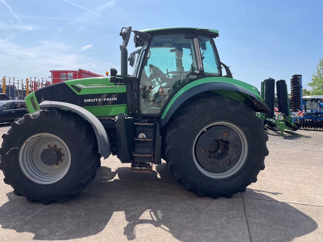 Deutz-Fahr Agrotron 7250 TTV - Traktor: 1 kép. Deutz-Fahr Agrotron 7250 TTV - Traktor: 1 kép.