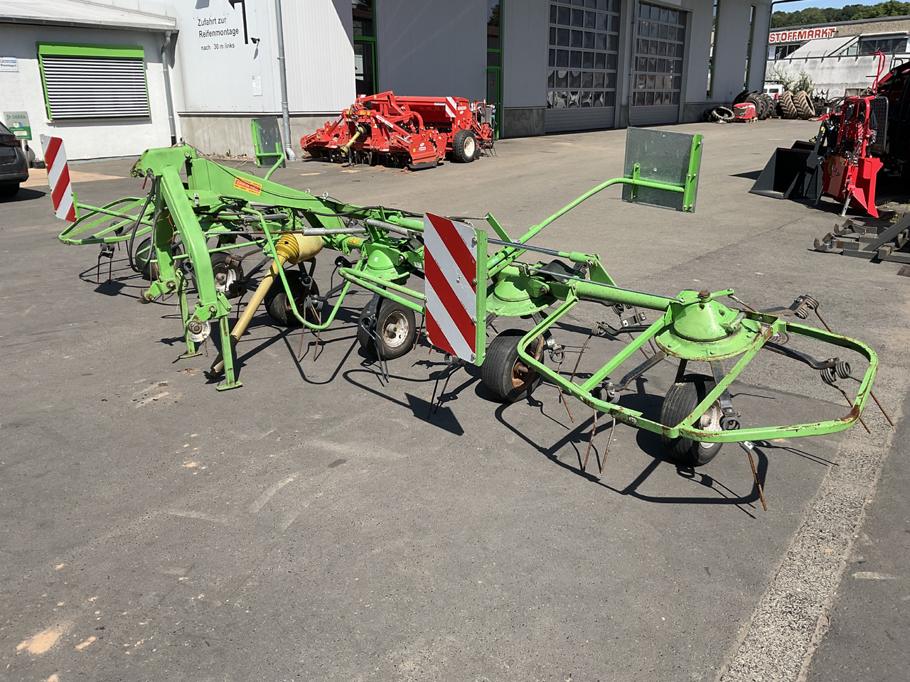 Deutz-Fahr KH 2.64 Heuwender - Szénaforgató: 3 kép. Deutz-Fahr KH 2.64 Heuwender - Szénaforgató: 3 kép.