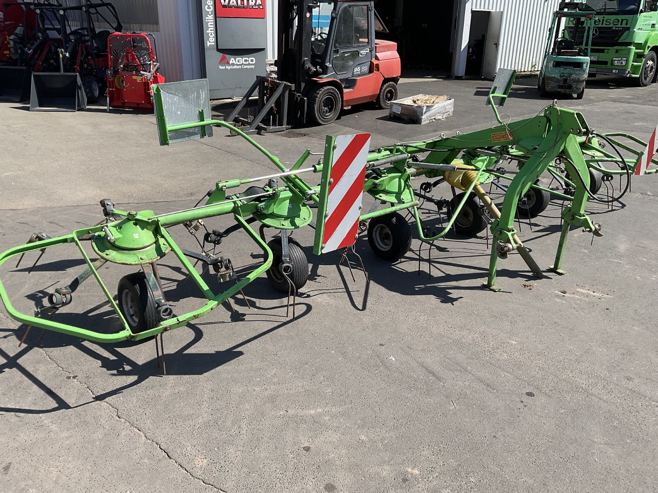 Deutz-Fahr KH 2.64 Heuwender - Szénaforgató: 2 kép. Deutz-Fahr KH 2.64 Heuwender - Szénaforgató: 2 kép.