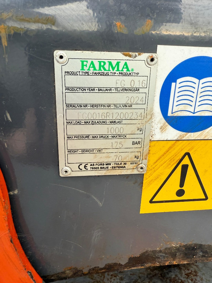 Farma Rückeanhänger mit Kran - Erdészeti pótkocsi: 2 kép. Farma Rückeanhänger mit Kran - Erdészeti pótkocsi: 2 kép.