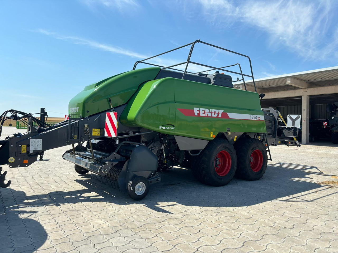 Fendt 1290 XD TC Gen3 - Kocka bálázó: 1 kép. Fendt 1290 XD TC Gen3 - Kocka bálázó: 1 kép.