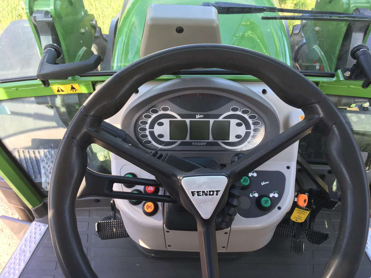 Fendt 211 Vario - Traktor: 2 kép. Fendt 211 Vario - Traktor: 2 kép.