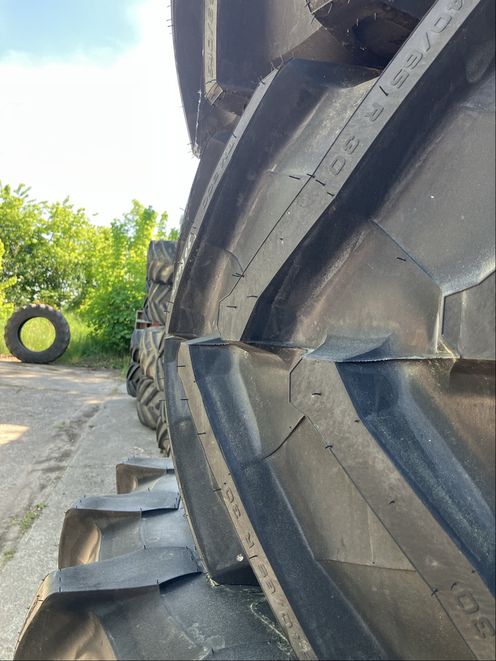 Fendt 580/70R42 u. 540/65R30 - Gumiabroncsok és felnik: 2 kép. Fendt 580/70R42 u. 540/65R30 - Gumiabroncsok és felnik: 2 kép.