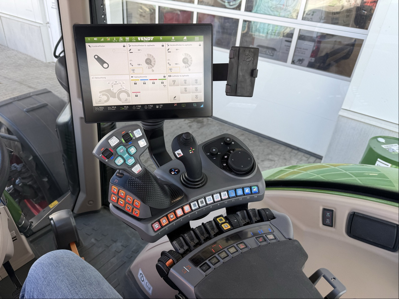 Fendt 718 Vario Gen 6 - Traktor: 2 kép. Fendt 718 Vario Gen 6 - Traktor: 2 kép.
