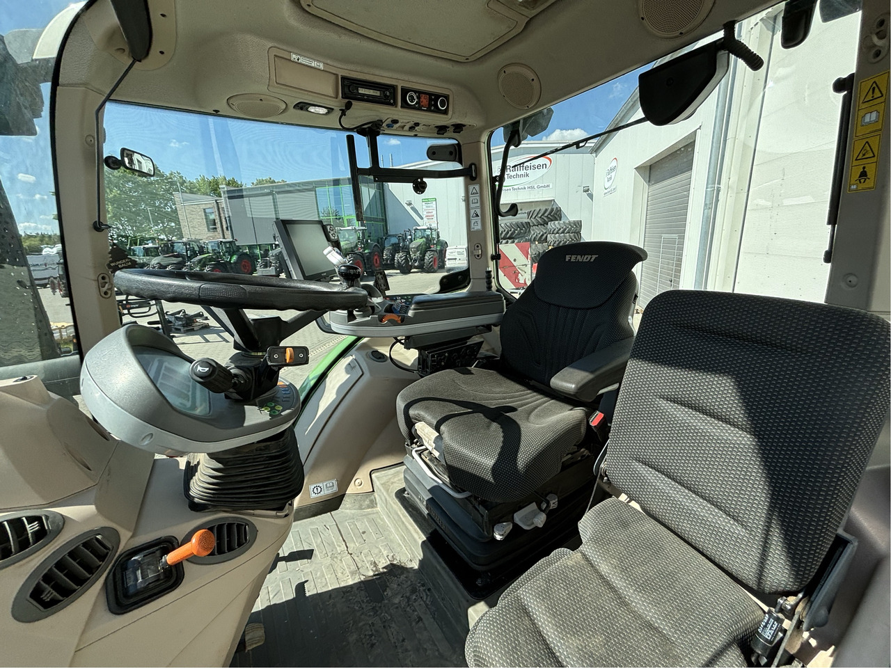 Fendt 718 Vario S4 - Traktor: 2 kép. Fendt 718 Vario S4 - Traktor: 2 kép.