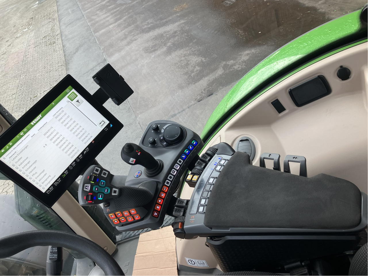 Fendt 724 Vario Gen6 Power Setting2 - Traktor: 3 kép. Fendt 724 Vario Gen6 Power Setting2 - Traktor: 3 kép.