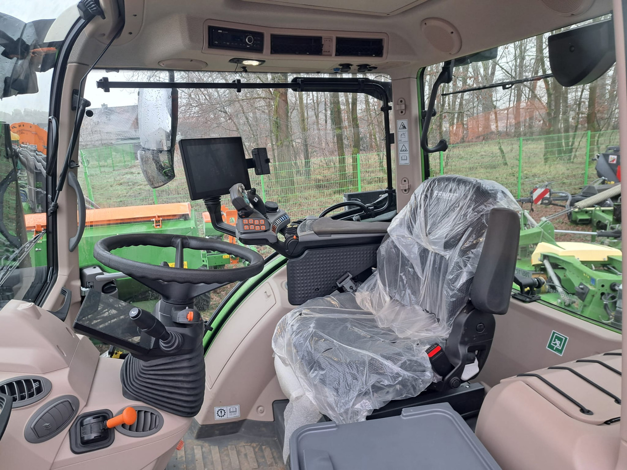 Fendt 724 Vario Gen6 Profi Setting2 - Traktor: 2 kép. Fendt 724 Vario Gen6 Profi Setting2 - Traktor: 2 kép.