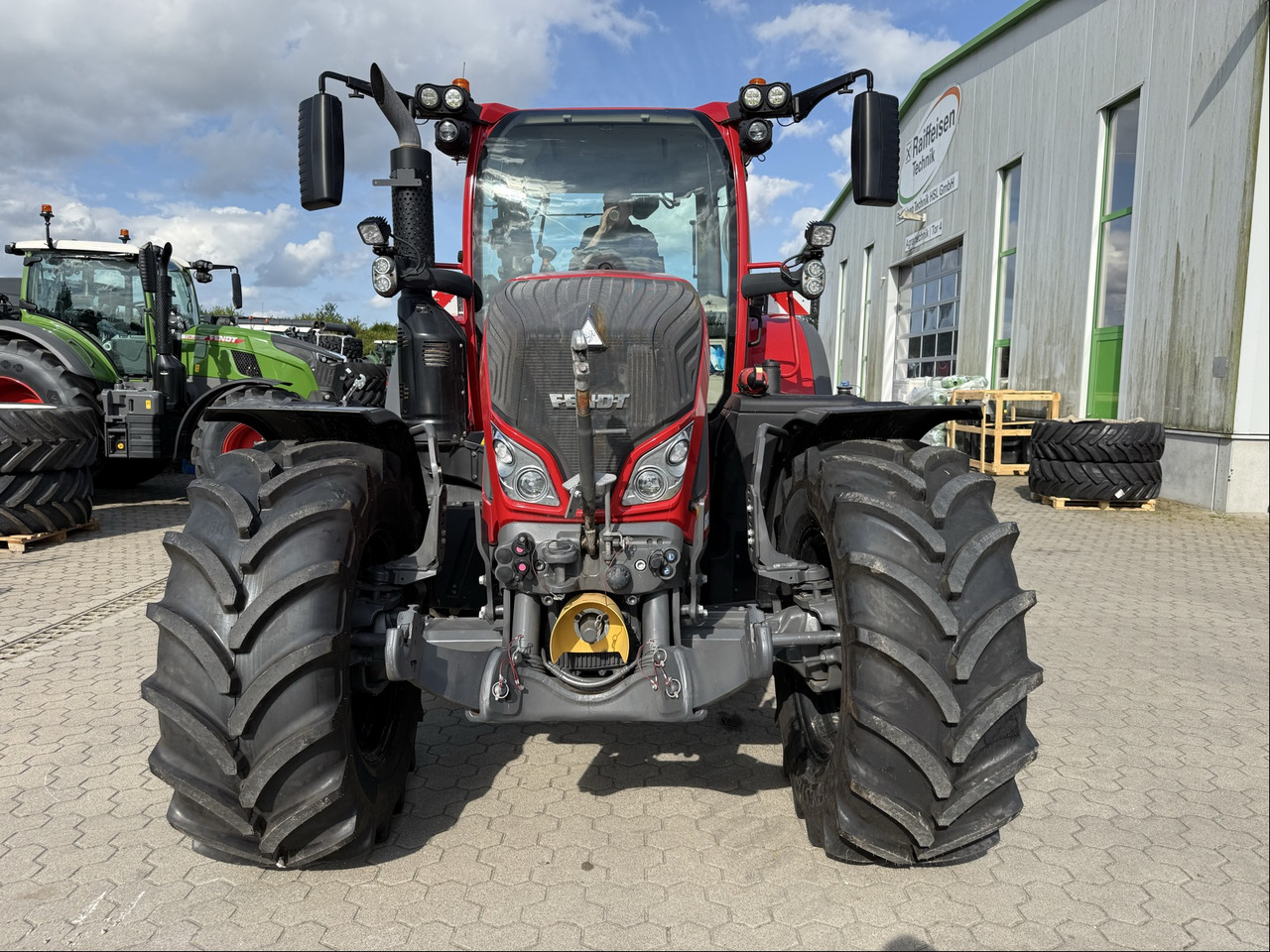 Fendt 724 Vario Gen6 ProfiPlus - Traktor: 3 kép. Fendt 724 Vario Gen6 ProfiPlus - Traktor: 3 kép.