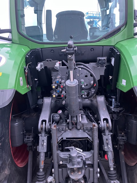 Fendt 724 Vario Profi S4 - Traktor: 3 kép. Fendt 724 Vario Profi S4 - Traktor: 3 kép.
