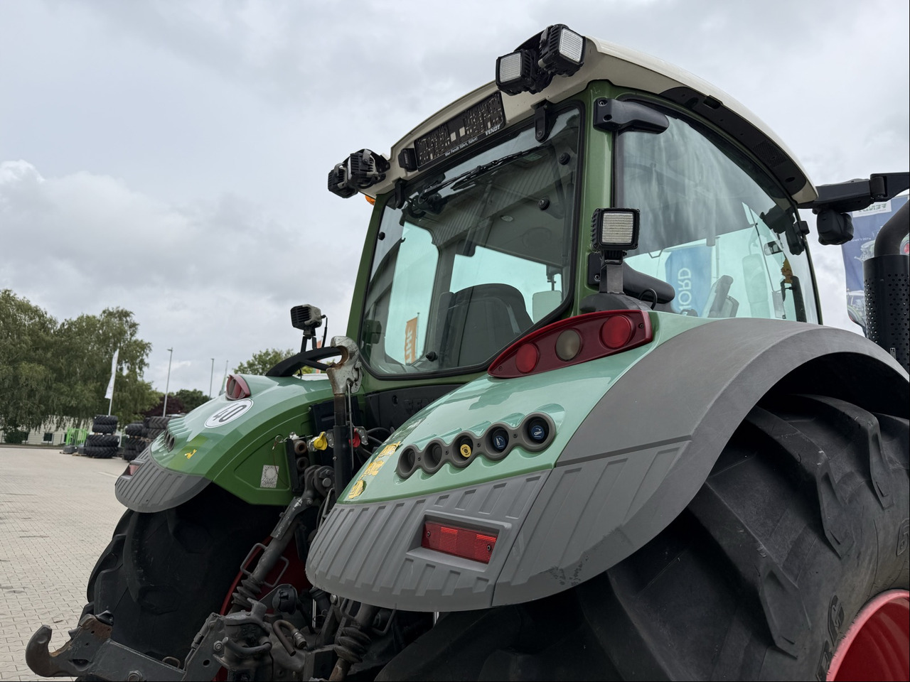 Fendt 724 Vario S4 Profi - Traktor: 2 kép. Fendt 724 Vario S4 Profi - Traktor: 2 kép.