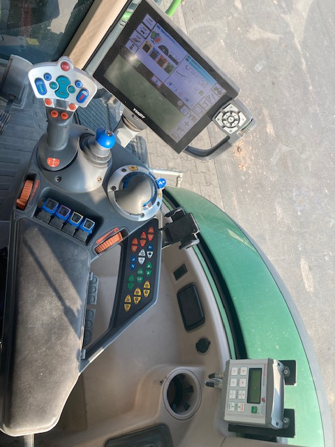 Fendt 724 Vario S4 Profi - Traktor: 4 kép. Fendt 724 Vario S4 Profi - Traktor: 4 kép.