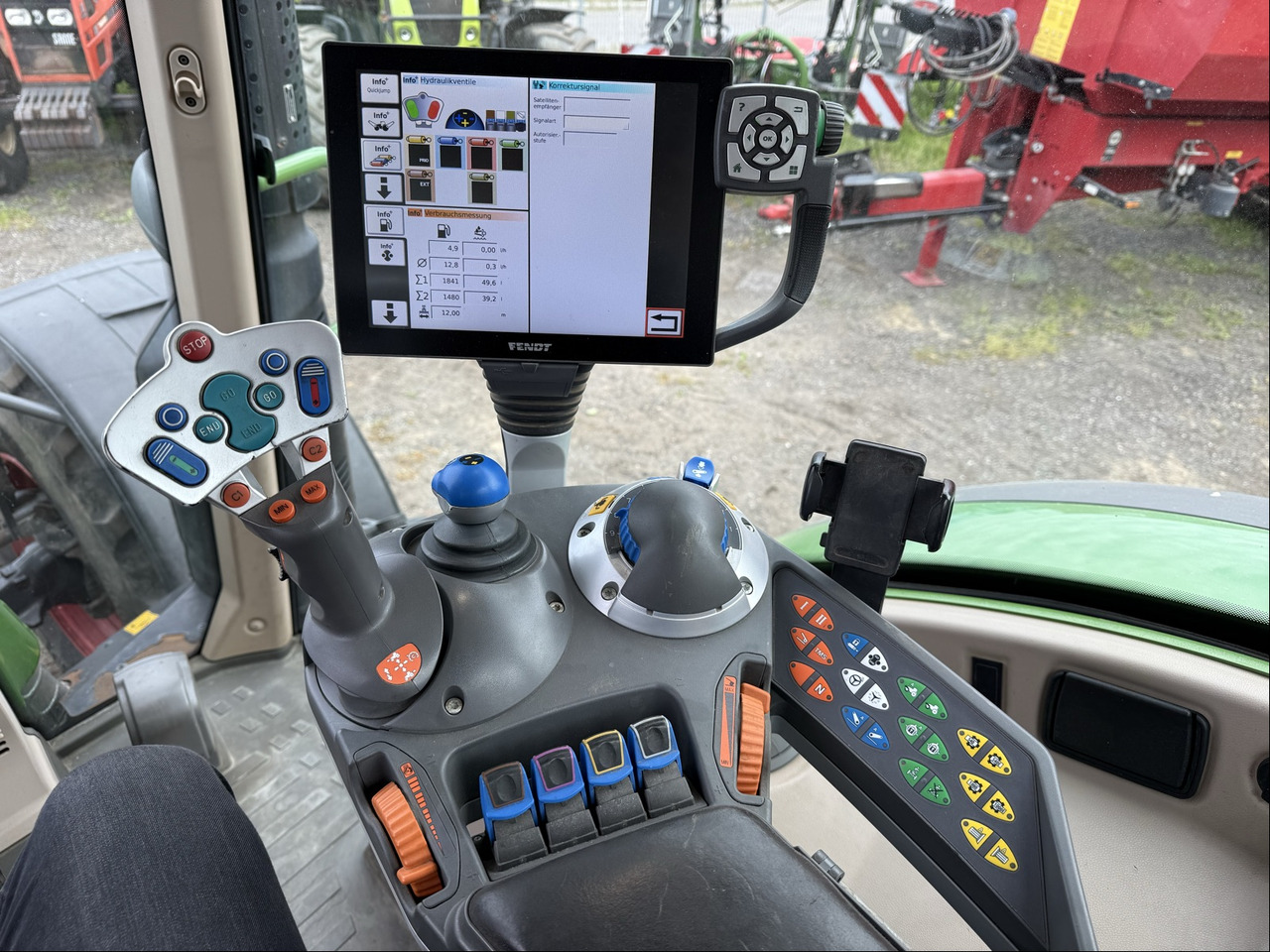 Fendt 724 Vario S4 ProfiPlus - Traktor: 3 kép. Fendt 724 Vario S4 ProfiPlus - Traktor: 3 kép.