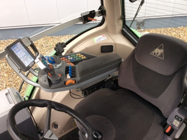 Fendt 824 Vario S4 Profi - Traktor: 3 kép. Fendt 824 Vario S4 Profi - Traktor: 3 kép.