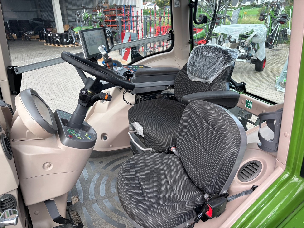 Fendt 826 Vario S4 ProfiPlus - Traktor: 4 kép. Fendt 826 Vario S4 ProfiPlus - Traktor: 4 kép.