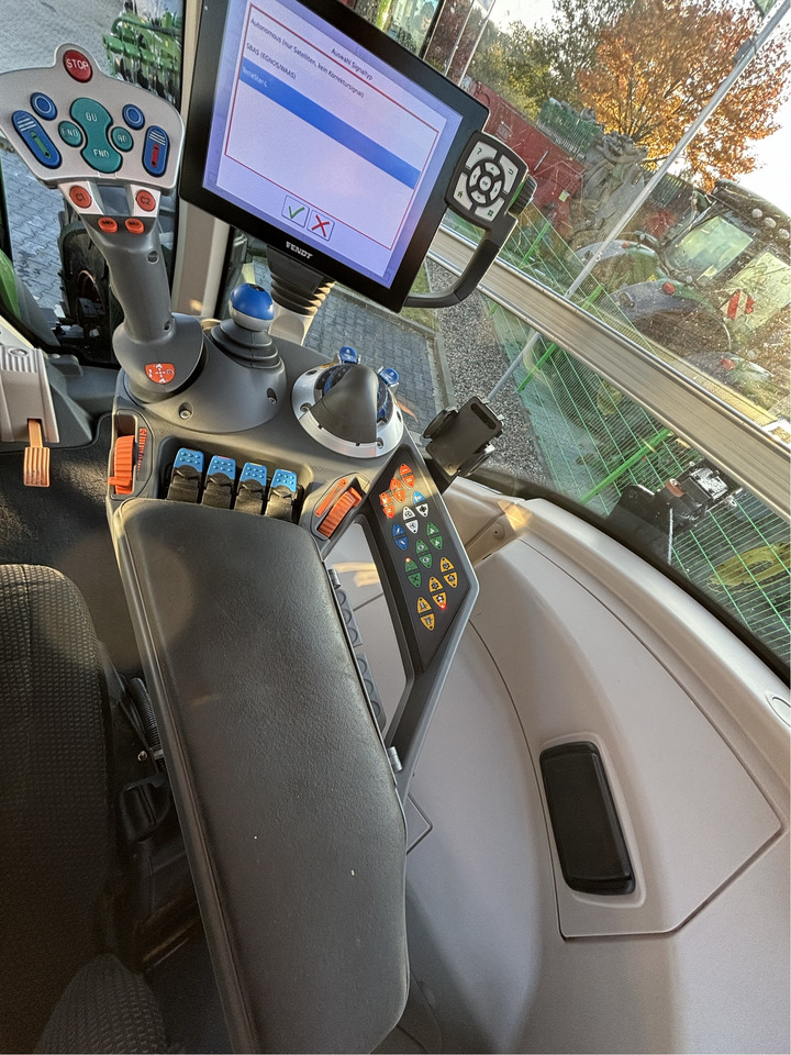 Fendt 826 Vario S4 ProfiPlus - Traktor: 3 kép. Fendt 826 Vario S4 ProfiPlus - Traktor: 3 kép.