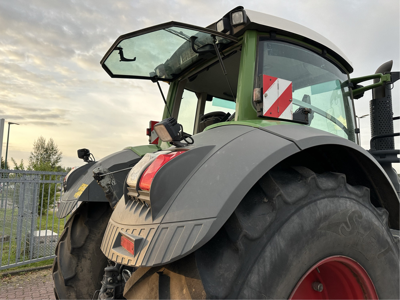 Fendt 828 Vario S4 - Traktor: 3 kép. Fendt 828 Vario S4 - Traktor: 3 kép.
