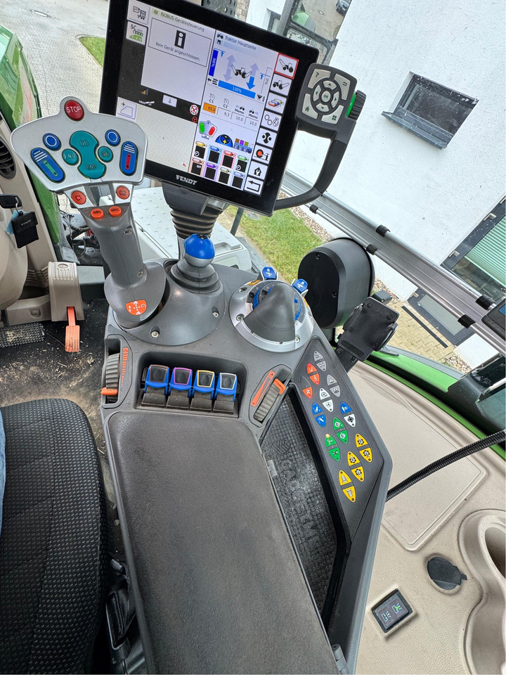 Fendt 933 Vario Gen6 Profi Plus - Traktor: 2 kép. Fendt 933 Vario Gen6 Profi Plus - Traktor: 2 kép.