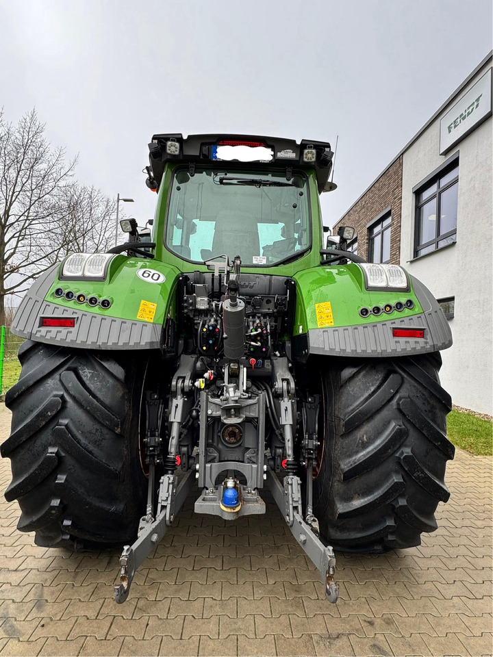 Fendt 933 Vario Gen6 Profi Plus - Traktor: 5 kép. Fendt 933 Vario Gen6 Profi Plus - Traktor: 5 kép.