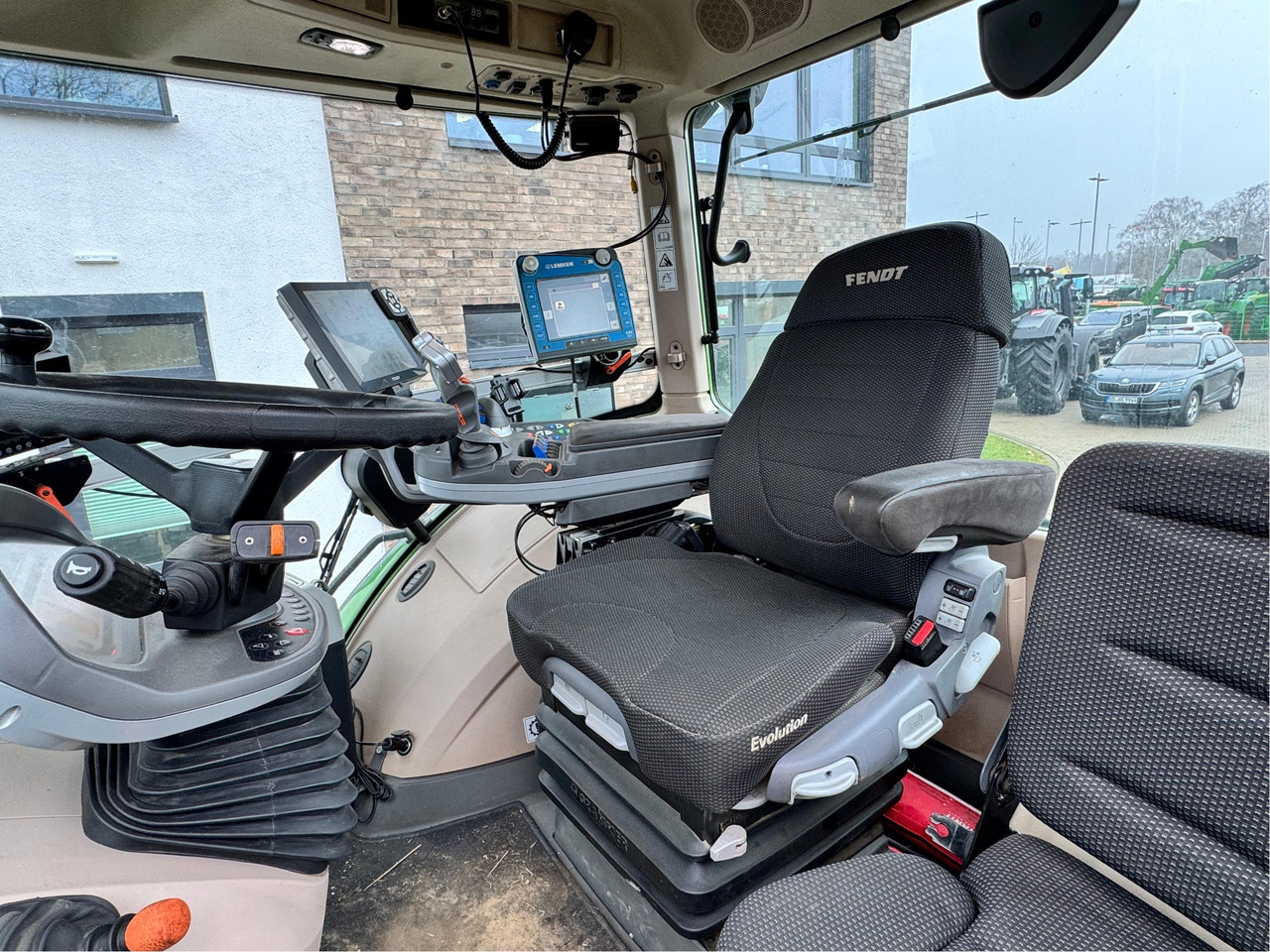 Fendt 933 Vario Gen6 Profi Plus - Traktor: 3 kép. Fendt 933 Vario Gen6 Profi Plus - Traktor: 3 kép.
