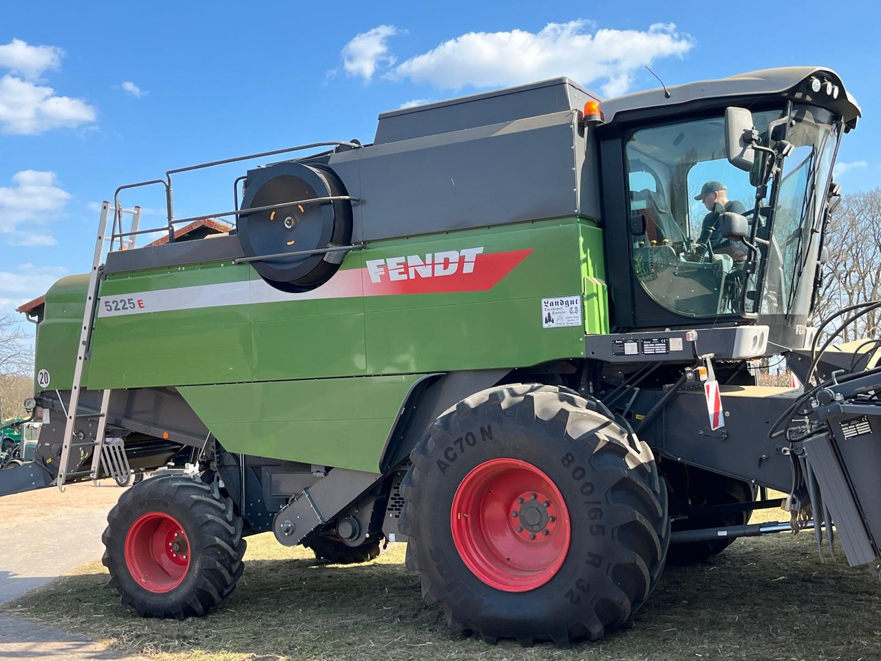 Fendt Mähdrescher 5225 E - Kombájn: 5 kép. Fendt Mähdrescher 5225 E - Kombájn: 5 kép.