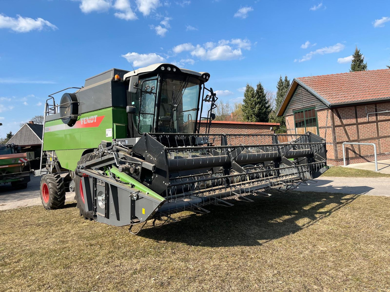 Fendt Mähdrescher 5225 E - Kombájn: 1 kép. Fendt Mähdrescher 5225 E - Kombájn: 1 kép.