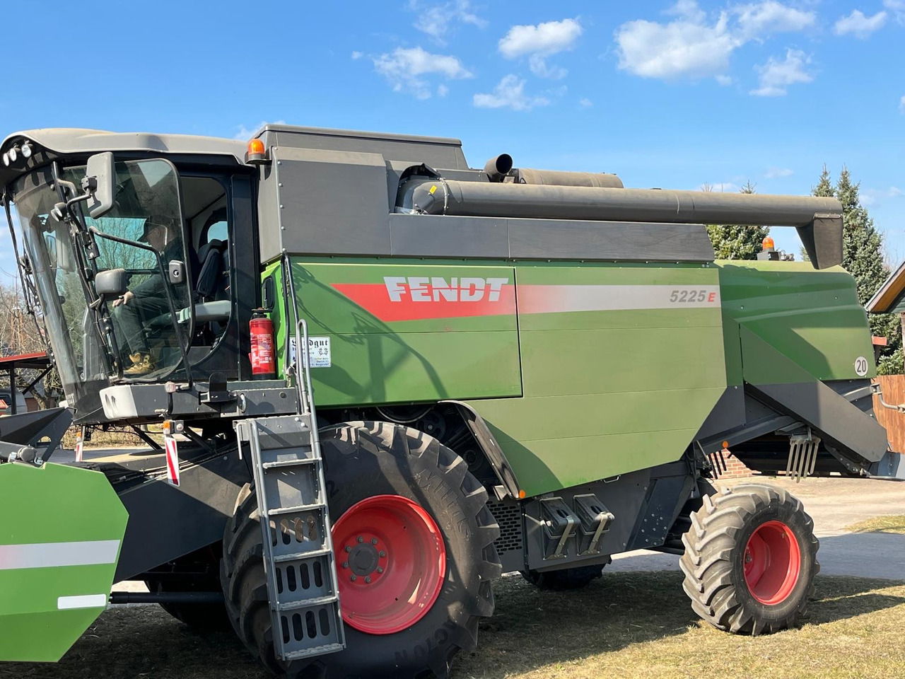 Fendt Mähdrescher 5225 E - Kombájn: 2 kép. Fendt Mähdrescher 5225 E - Kombájn: 2 kép.