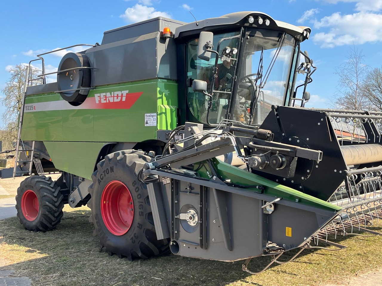 Fendt Mähdrescher 5225 E - Kombájn: 4 kép. Fendt Mähdrescher 5225 E - Kombájn: 4 kép.