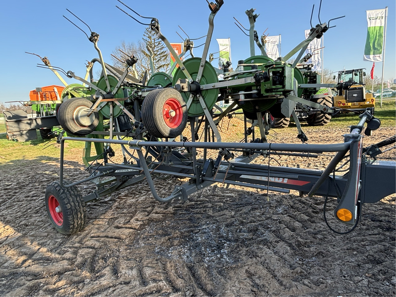 Fendt Twister 13010T - Szénaforgató: 4 kép. Fendt Twister 13010T - Szénaforgató: 4 kép.