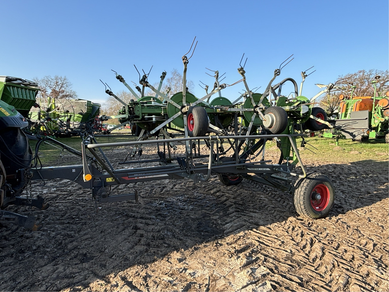 Fendt Twister 13010T - Szénaforgató: 1 kép. Fendt Twister 13010T - Szénaforgató: 1 kép.