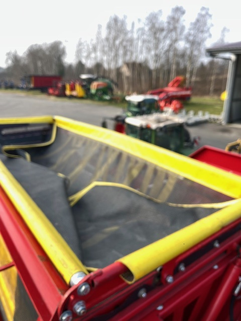 Grimme Kartoffelroder EVO 290 - Betakarító gép: 2 kép. Grimme Kartoffelroder EVO 290 - Betakarító gép: 2 kép.