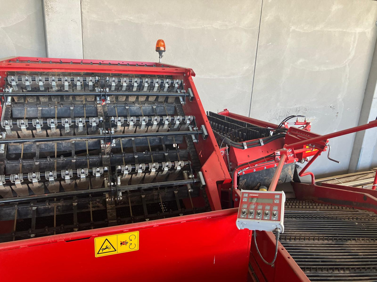 Grimme Kartoffelroder SE 260 - Betakarító gép: 2 kép. Grimme Kartoffelroder SE 260 - Betakarító gép: 2 kép.