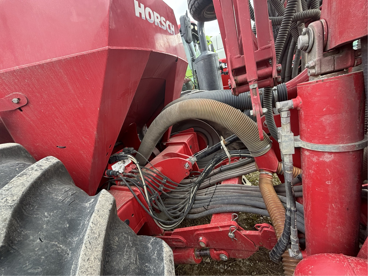 Horsch Maestro 18.50 SW - Szemenkénti vetőgép: 3 kép. Horsch Maestro 18.50 SW - Szemenkénti vetőgép: 3 kép.