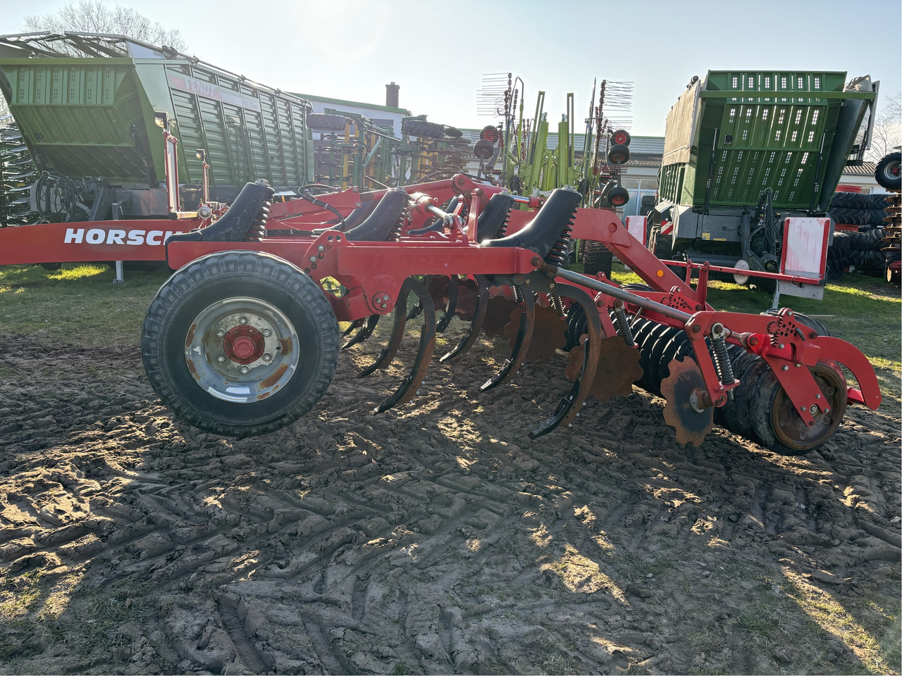 Horsch Terrano 5 FX - Kultivátor: 1 kép. Horsch Terrano 5 FX - Kultivátor: 1 kép.