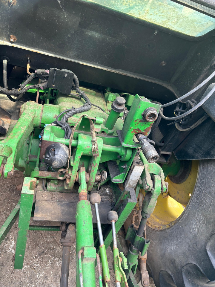 John Deere 5075 E - Traktor: 5 kép. John Deere 5075 E - Traktor: 5 kép.
