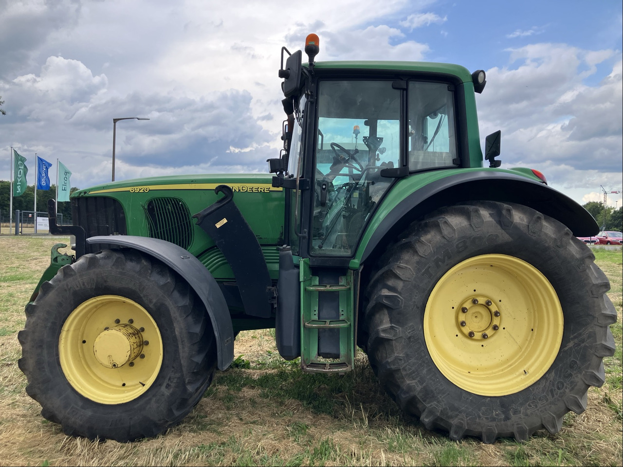 John Deere 6920 Auto Quad - Traktor: 1 kép. John Deere 6920 Auto Quad - Traktor: 1 kép.