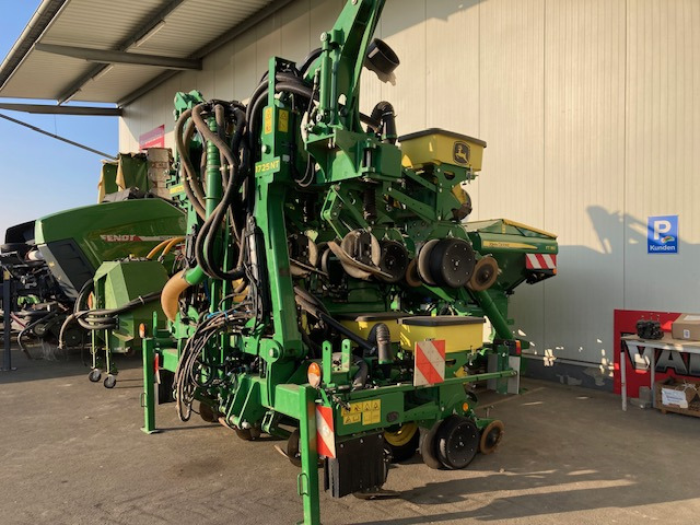 John Deere Einzelkornsämaschine 1725 NT - Szemenkénti vetőgép: 1 kép. John Deere Einzelkornsämaschine 1725 NT - Szemenkénti vetőgép: 1 kép.